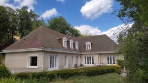 DunièresにあるMaison familiale très spacieuse avec grand terrain - idéal groupe ou multi-générationssの茶色の屋根の大白い家