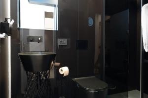 un bagno con lavandino e WC di 1006 Grand Residence - 4pers a Bucarest