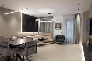 un soggiorno con un divano e un tavolo di 1006 Grand Residence - 4pers a Bucarest