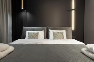 una camera da letto con un letto grande con due cuscini di 1006 Grand Residence - 4pers a Bucarest