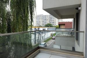 balcone di un edificio con vista su una strada di 1006 Grand Residence - 4pers a Bucarest