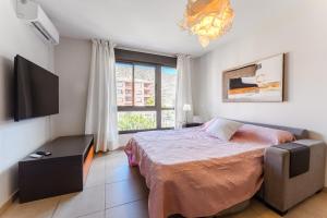 Ένα ή περισσότερα κρεβάτια σε δωμάτιο στο PALM-MAR Paradise with pools and AC +15 φωτογραφίες