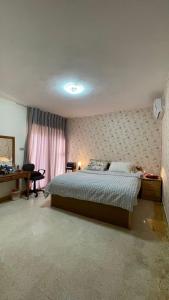 アンマンにあるzainab houseのベッドと机が置かれた寝室