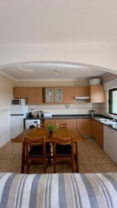 una grande cucina con tavolo e sedie in legno di Sea View Apartment in Altura, Algarve 300m from Beach and Town Center ad Altura
