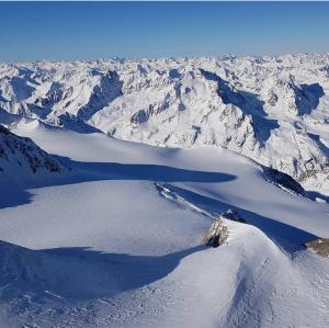 una vista aérea de una cadena montañosa cubierta de nieve en Panorama Wildgrat, en Wenns 37 fotos más