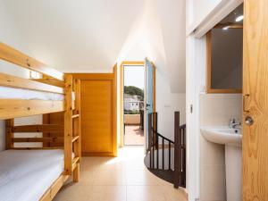 Habitación con litera y lavamanos en Dúplex tranquilo cerca de la playa, 2 terrazas, estacionamiento gratuito - ES-279-16, en Guía de Isora