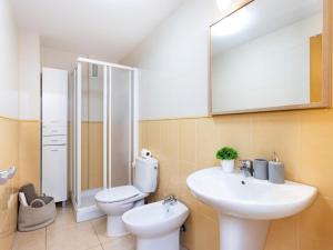 Un baño con lavabo, inodoro y espejo. en Dúplex tranquilo cerca de la playa, 2 terrazas, estacionamiento gratuito - ES-279-16, en Guía de Isora 17 fotos más