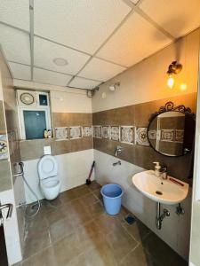 Koupelna v ubytování Luxury 4bhk Duplex sky villa with sunrise& ORR View-Nanakramguda -Gachibowli + 37 fotografií