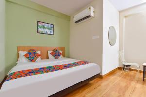 FabHotel Silver Stay 02 في جايبور: غرفة نوم بها سرير كبير في الغرفة