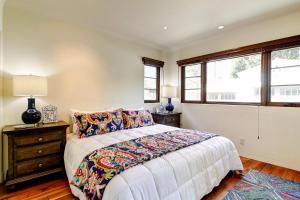 Un dormitorio con una cama grande y una ventana. en West Beach Villa 5, en Santa Bárbara