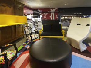 メスにあるノボテル メス サントルの椅子とオットマンのある家具店