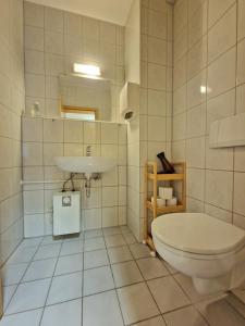 Bilik mandi di HappySide Karli Loft 2 o Parkplatz o WLAN +14 gambar