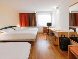 Postel nebo postele na pokoji v ubytování ibis Berlin Messe