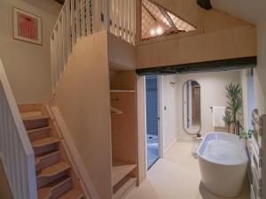 une salle de bain avec un escalier et des toilettes dans une chambre dans l'établissement Luxury 4-Bed Farmhouse Retreat in Yorkshire Dales, à Gaisgill