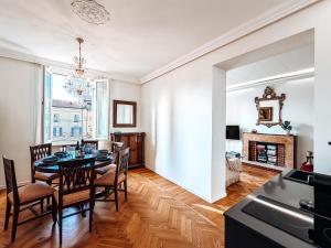 Η κουζίνα ή μικρή κουζίνα στο Attico d'Autore in Piazza con Vista Ghirlandina