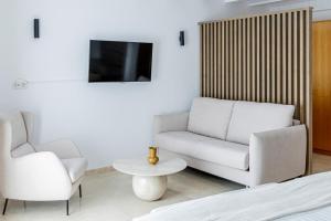 een woonkamer met een bank en een stoel bij L'Anxana in Formiche Alto +17 foto's