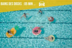 a group of people playing in a swimming pool at Le Perret -Centre -Authentique -UNESCO in Le Havre