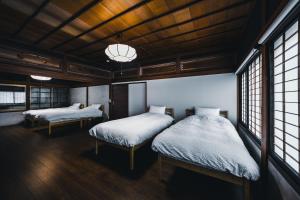 Ένα ή περισσότερα κρεβάτια σε δωμάτιο στο 100-Year-Old Traditional Japanese House Near Karuizawa and Ueda