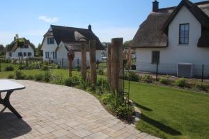 a patio with a table and a house at FeHa Ankerplatz mit Sauna und sonniger Terrasse in Parow