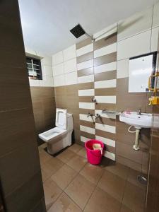 a bathroom with a toilet and a sink at Licence To Chill Homestay Villa in Pūvār
