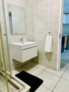 Bilik mandi di DreamStay The Blyde Pretoria