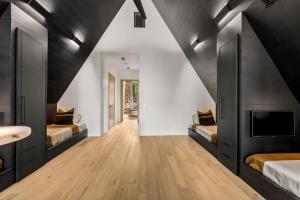 una camera da letto mansardata con due letti e un camino di Midnight Raven Lake House - luxury a-frame w boat a Reed Creek