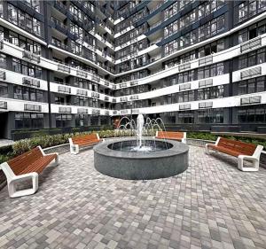 dziedziniec z fontanną przed budynkiem w obiekcie ЖК Atmosfera с парком на крыше в Аркадии w Odessie
