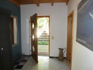 a hallway with a door leading into a room at Quartier 10 HA10 in Sögel