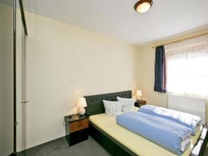 een slaapkamer met een bed en een raam bij Apartment in Längenfeld near Ski Slopes in Längenfeld