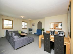 een woonkamer met een bank en een tafel bij Apartment in Längenfeld near Ski Slopes in Längenfeld