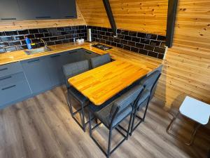 een keuken met een houten tafel en stoelen bij Paradise bungalov in Kocaeli