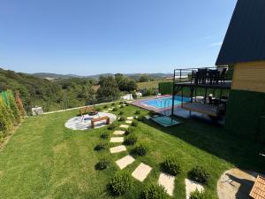 een luchtzicht op een tuin met een zwembad bij Paradise bungalov in Kocaeli