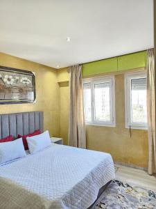 una camera con un grande letto e due finestre di finest villa for families a Tangeri
