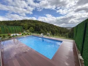 een zwembad op een houten terras naast een heuvel bij Paradise bungalov in Kocaeli +7 foto's