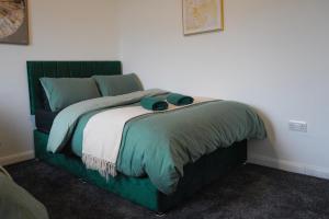 Katil atau katil-katil dalam bilik di Modern 2BR House in Rotherham Contractor and Family