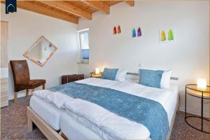 ein Schlafzimmer mit einem Bett, zwei Tischen und einem Stuhl in der Unterkunft Kimpi 3 in Ostseebad Koserow