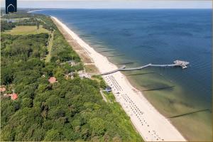 eine Luftaufnahme eines Strandes neben dem Wasser in der Unterkunft Kimpi 3 in Ostseebad Koserow