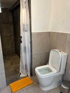 Et badeværelse på Alojamento Raymundo + 10 billeder