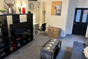 Μια τηλεόραση ή/και κέντρο ψυχαγωγίας στο Apartment - Sleeps 2 - Parking - WiFi +4 φωτογραφίες