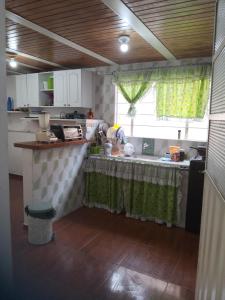 eine Küche mit Spüle und Arbeitsplatte in der Unterkunft Apartamento a muy buen precio promoción 2x1 in El Tejar + 29 Fotos