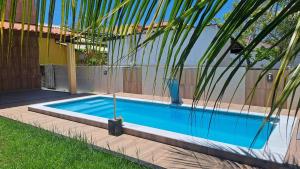 una piscina nel cortile di una casa di Aratuba, Itaparica BA, Cond enclosed, 3 min beach a Vera Cruz de Itaparica