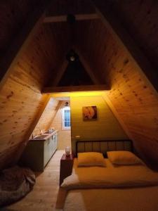 Katil atau katil-katil dalam bilik di White Cottage in Wonderland