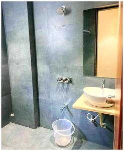 Un baño de Hotel Rudraksh Palace ! near Sai baba mandir & Main places - Premium Family Rooms with Fully Air Conditioned and Free Wi-Fi ! Best Facilities Hotel