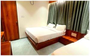 Una cama o camas en una habitación de Hotel Rudraksh Palace ! near Sai baba mandir & Main places - Premium Family Rooms with Fully Air Conditioned and Free Wi-Fi ! Best Facilities Hotel