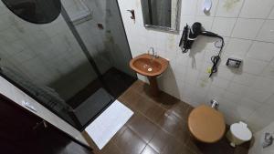 Un baño con ducha, inodoro y lavabo. en Refúgio nas Montanhas com Vista Deslumbrante, en Águas da Prata