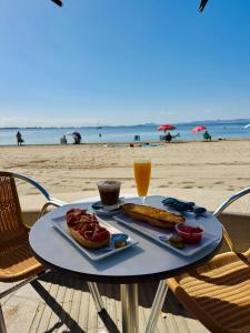 a table with food on a beach with the ocean at Casa Margarita in San Pedro del Pinatar