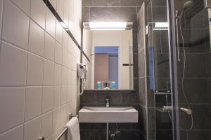 Koupelna v ubytování Bastion Hotel Breda + 20 fotografií