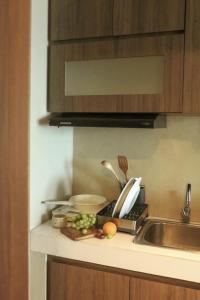 Kuchyň nebo kuchyňský kout v ubytování Apartment Sun Premira Condotel Adi Sucipto + 18 fotografií
