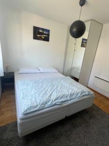 Ένα ή περισσότερα κρεβάτια σε δωμάτιο στο Cozy room in Lutvann 2