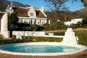 una piscina frente a una casa en Rickety Bridge Estate, en Franschhoek